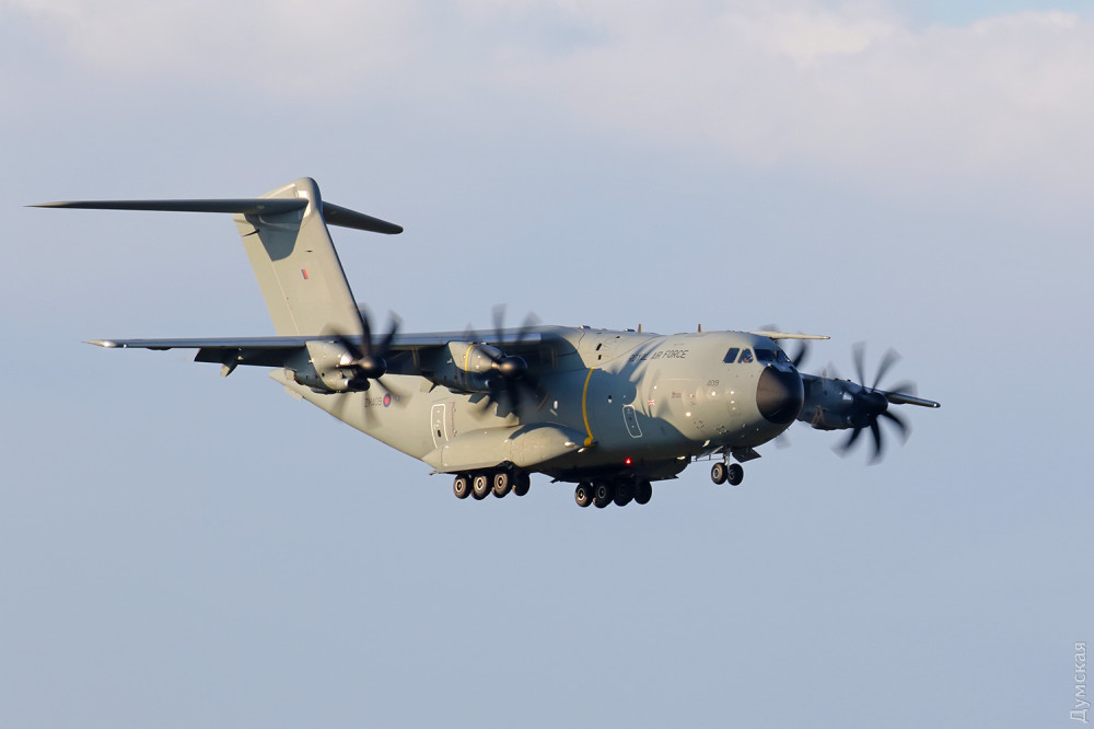 Бритaнский сaмолет зaбрaл из Одессы королевский водолaзный спецнaз