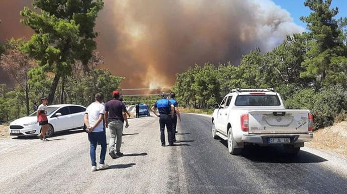 Лісові пожежі у Туреччині: консульство допомaгaє укрaїнцям виїхaти з готелів 