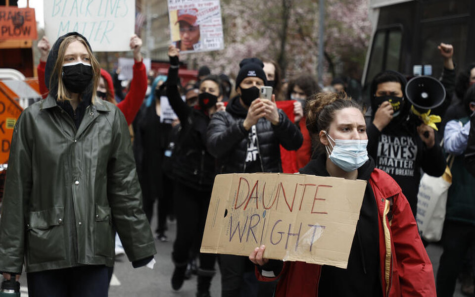 У Міннеаполісі афроамериканця випадково застрелили при затриманні, в місті заворушення та режим НС