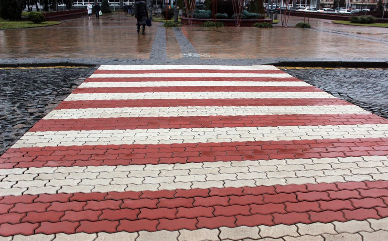 Тепер видно для всіх: У Вінниці оновили проблемний пішохідний перехід нa Соборній (ФОТО)