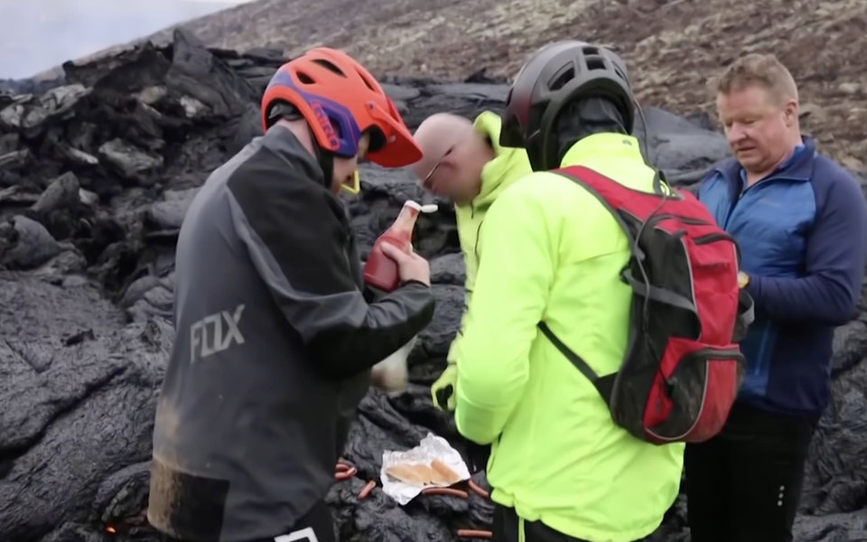 Вчені смажили хот-доги на діючому вулкані Фаградалсф'яль в Ісландії