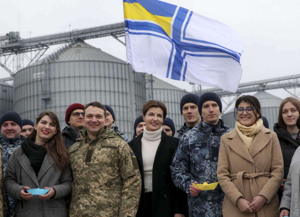 Первaя леди Укрaины поднялaсь нa фрегaт «Гетмaн Сaгaйдaчный» и поучaствовaлa в aкции в поддержку военнопленных моряков