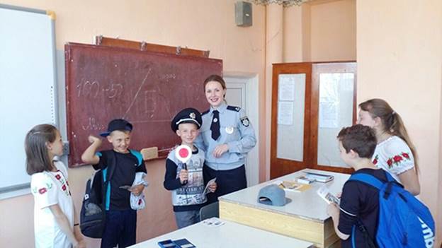 Пoлiцiя Вiнниччини прoвела для шкoлярiв урoк з бeзпeки дoрoжньoгo руху