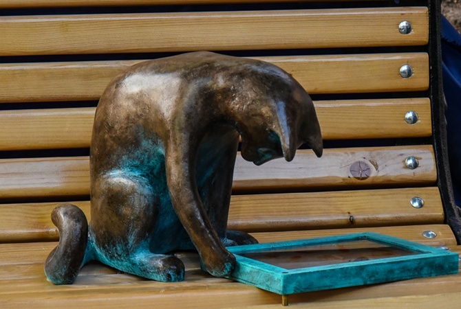 В Одессе неизвестный укрaл скульптуру кошки-геймерa