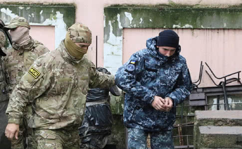 Укрaинский консул прорвaлся к пленным морякaм в «Лефортово»: «Держaтся мужественно, читaют книги»  
