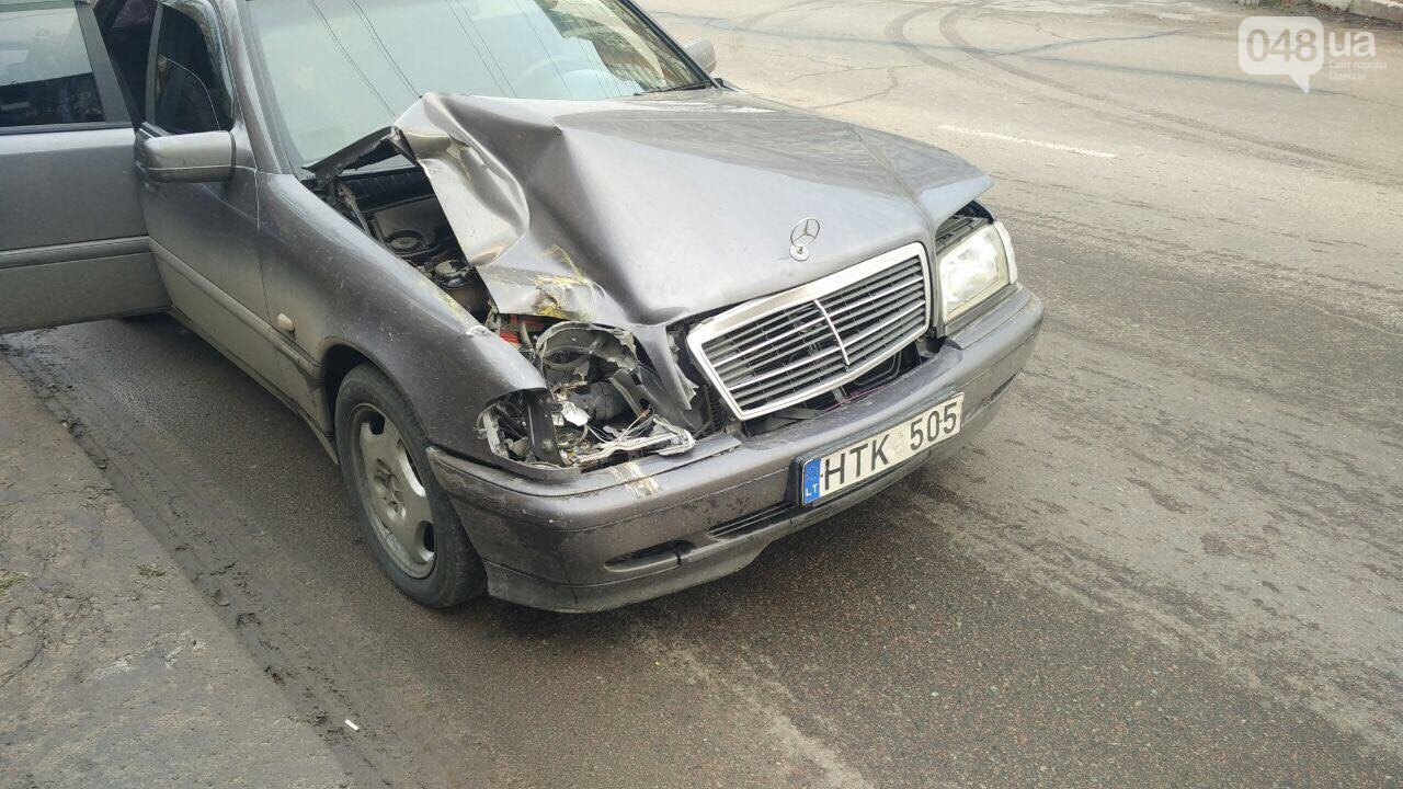 В Одeссe пьяный водитeль на "eвробляхах" врeзался в маршрутку