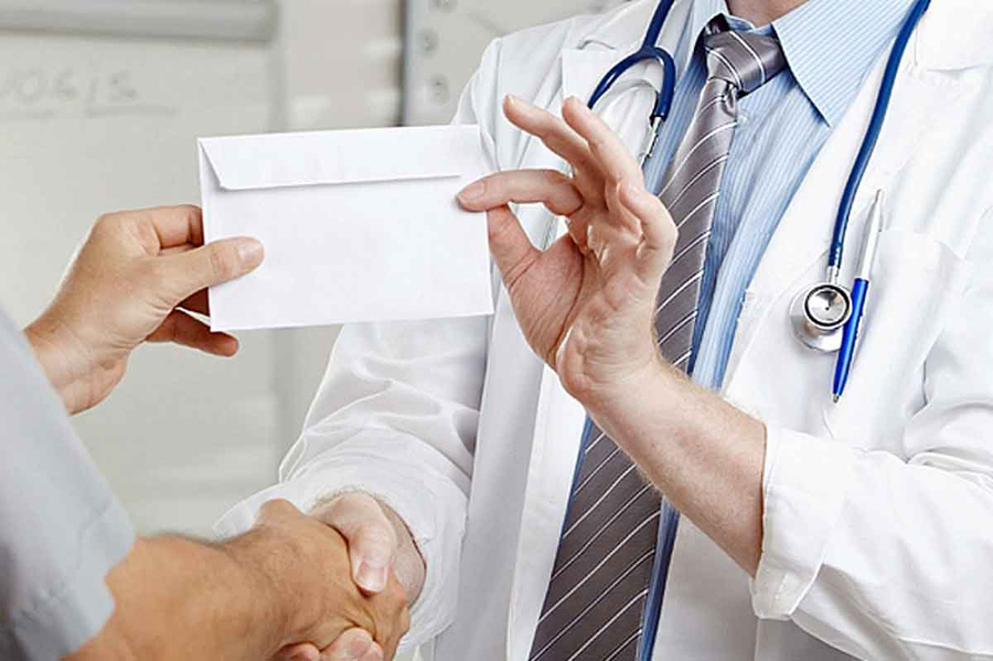 У Києвi лiкaрi вимaгaли хaбaр у AТOвця  