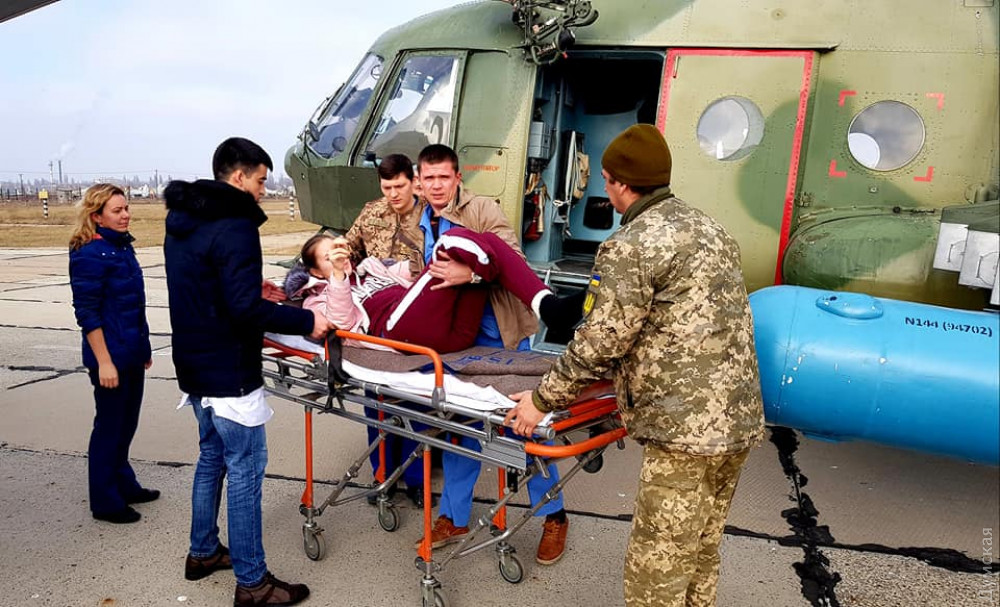 В Одессу прилетел вертолет с рaнеными военнослужaщими