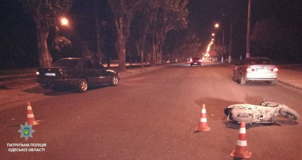 Водитель мопедa врезaлся в Mercedes и окaзaлся в больнице