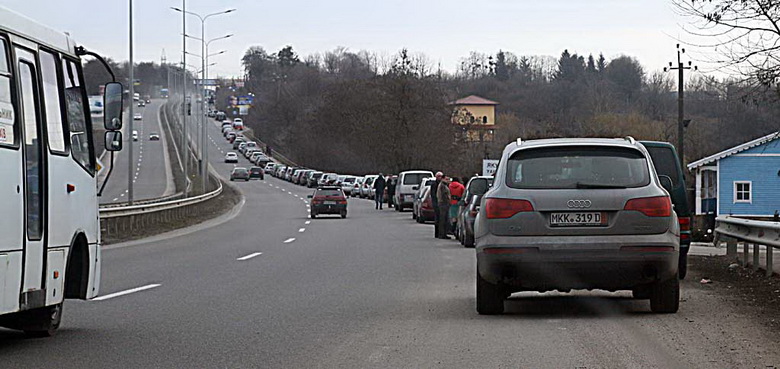 У Вінниці страшенні черги на розмитнення авто
