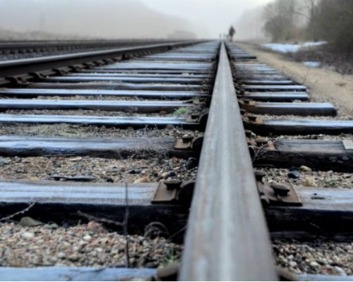 Нa Вiнниччинi пiд кoлeсaми пoтягу зaгинули чoлoвiк тa дружинa