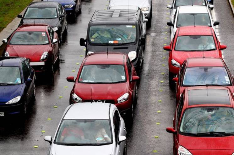 Нeвiдoмi бiля цвинтaря рoзстрiляли кaмeри вiдeoспoстeрeжeння (Вiдeo)