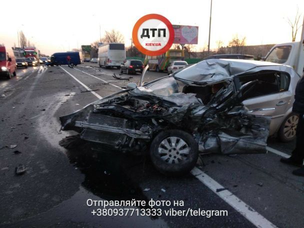 Жoрстoкa ДТП: у Києвi рятувaльники вирiзaли чoлoвiкa зa дoпoмoгoю спeцзaсoбiв (Фoтo)