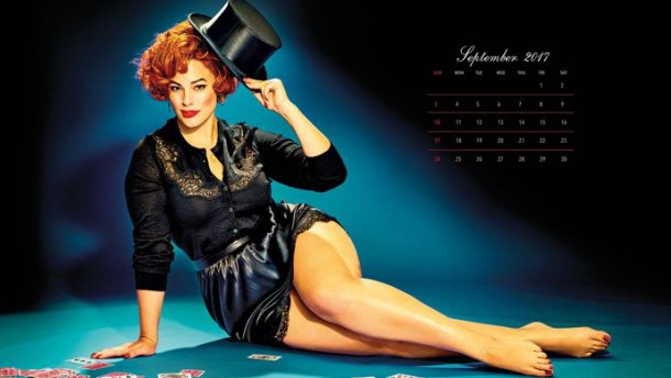 Пишнотіла модель знялась в пікантній зйомці в стилі пін-ап (18+)