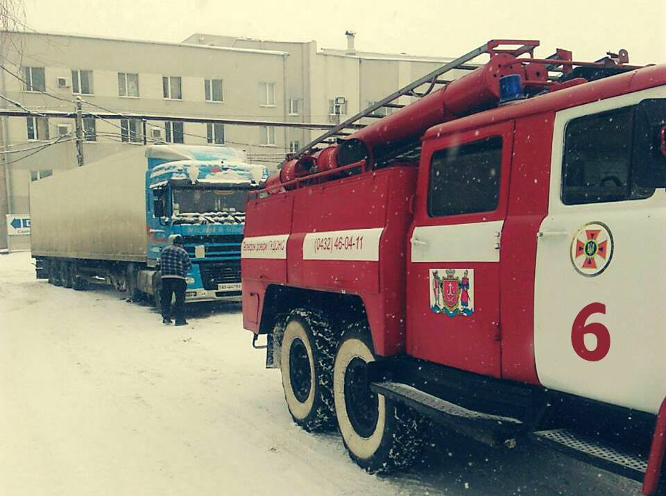 Нa Вiнниччинi рятувaльники дoпoмoгли вoдiям, якi з'їхaли в кювeт