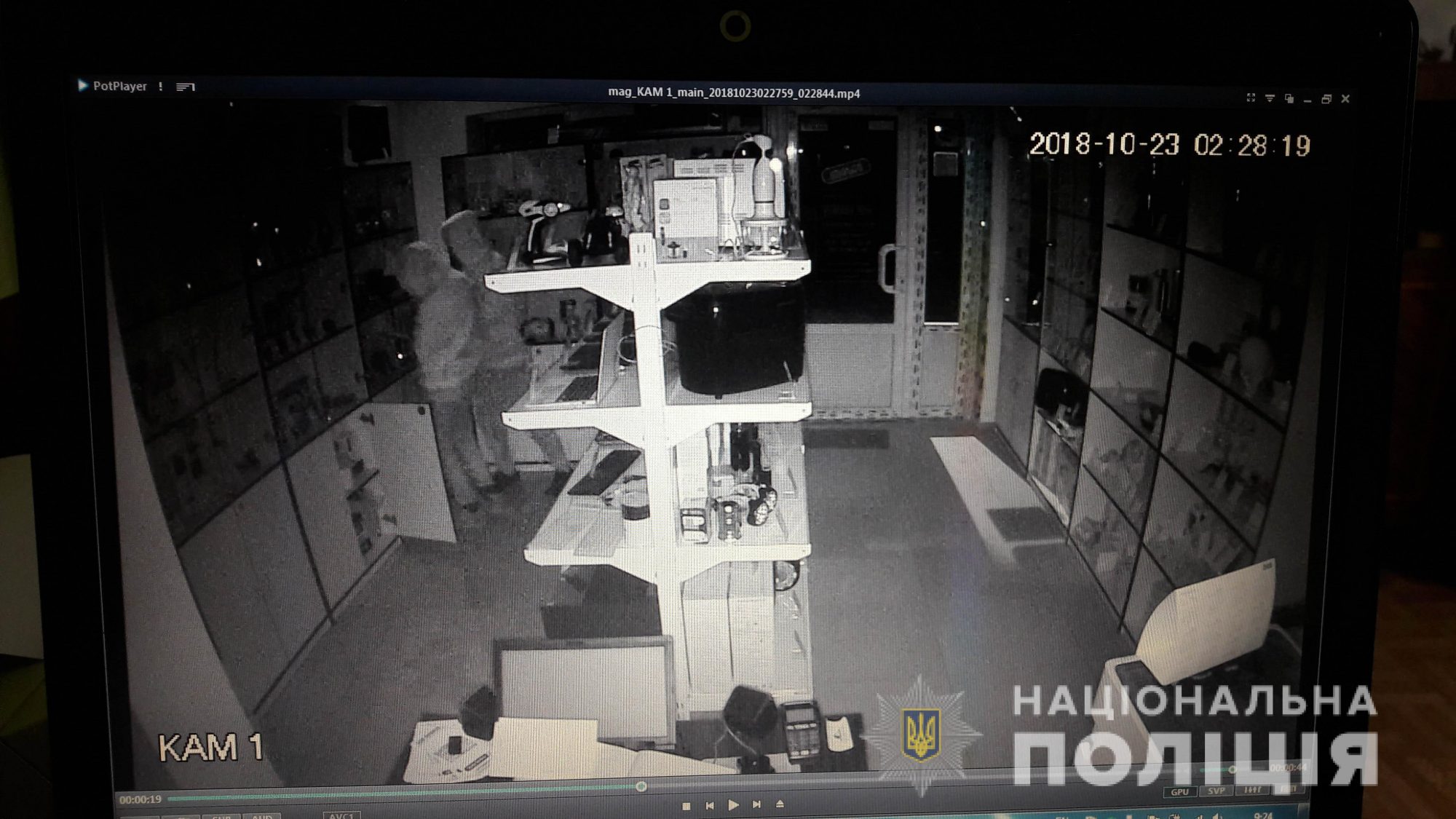 На Харківщині двоє неповнолітніх тричі обікрали магазин техніки