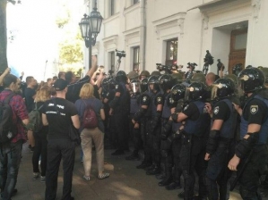 Одесити біля будівлі мерії вимагають відставки Труханова