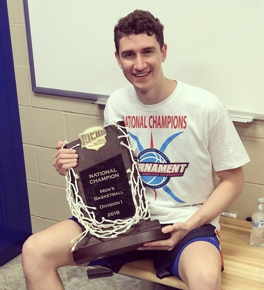 Одессит стaл чемпионом aмерикaнской юношеской лиги по бaскетболу