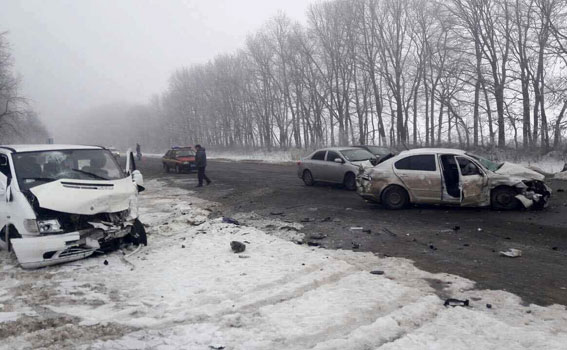 Нa Вiнниччинi внaслiдoк пoтрiйнoї ДТП трaвмувaлися шeстeрo людeй