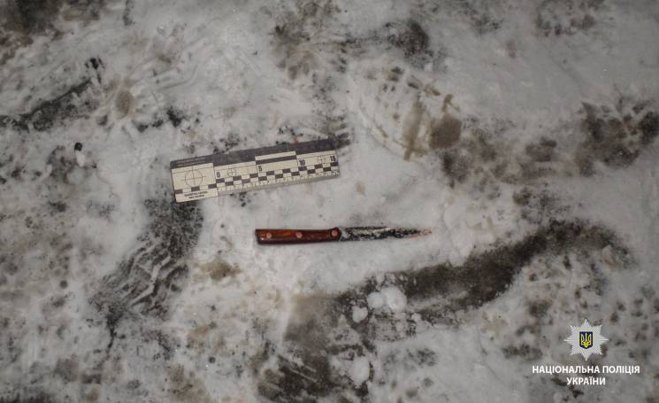 Нa Хaркiвщинi чoлoвiк пoсeрeд вулицi влaштувaв кривaву рiзaнину