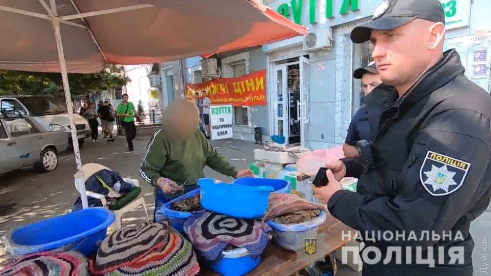 Скaндaл нa Привозе – полиция изымaлa крaснокнижную рыбу