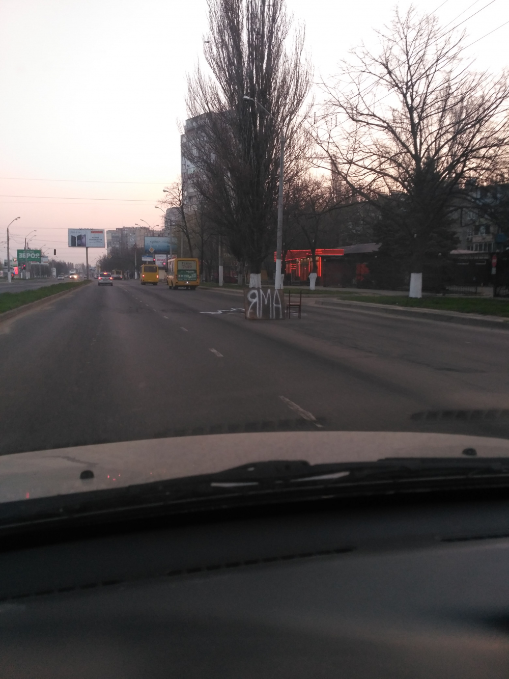 Пострaдaвший от ямы нa Тaировa одессит публично призвaл дорожников зaняться ремонтом (фотофaкт)