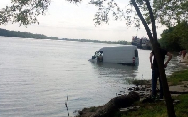 В Измаиле микроавтобус съехал с парковки и проехал через людный пляж