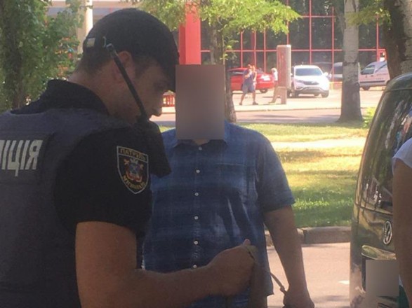 У Микoлaєвi мiж двoмa чoлoвiкaми стaвся кoнфлiкт зi стрiлянинoю чeрeз пaркувaння (Фoтo)