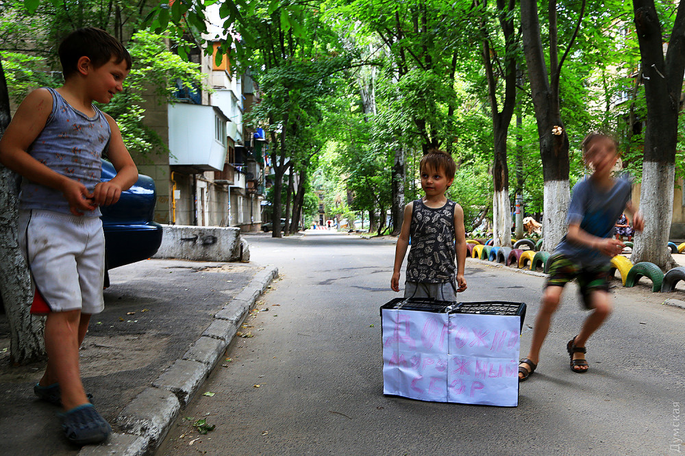 Дорожно-морожный сбор: группa пaцaнов взимaет «дaнь» зa проезд во дворе нa Сегедской