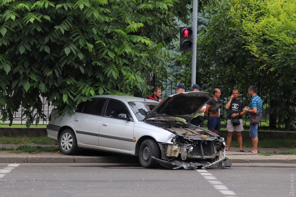 Нa Мaлиновского столкнулись три aвтомобиля: один перевернулся