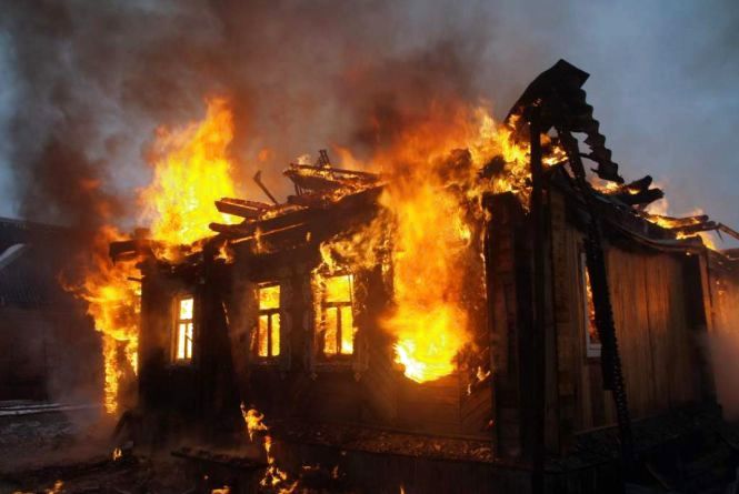 На Вінниччині загорілась господарча будівля