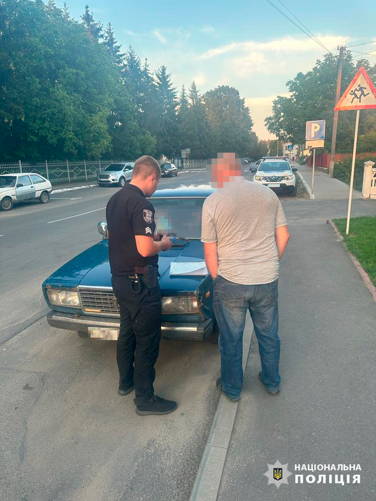 На території Гайсинського району водій, перебуваючи у стані алкогольного сп'яніння, намагався запропонувати хабар поліцейським