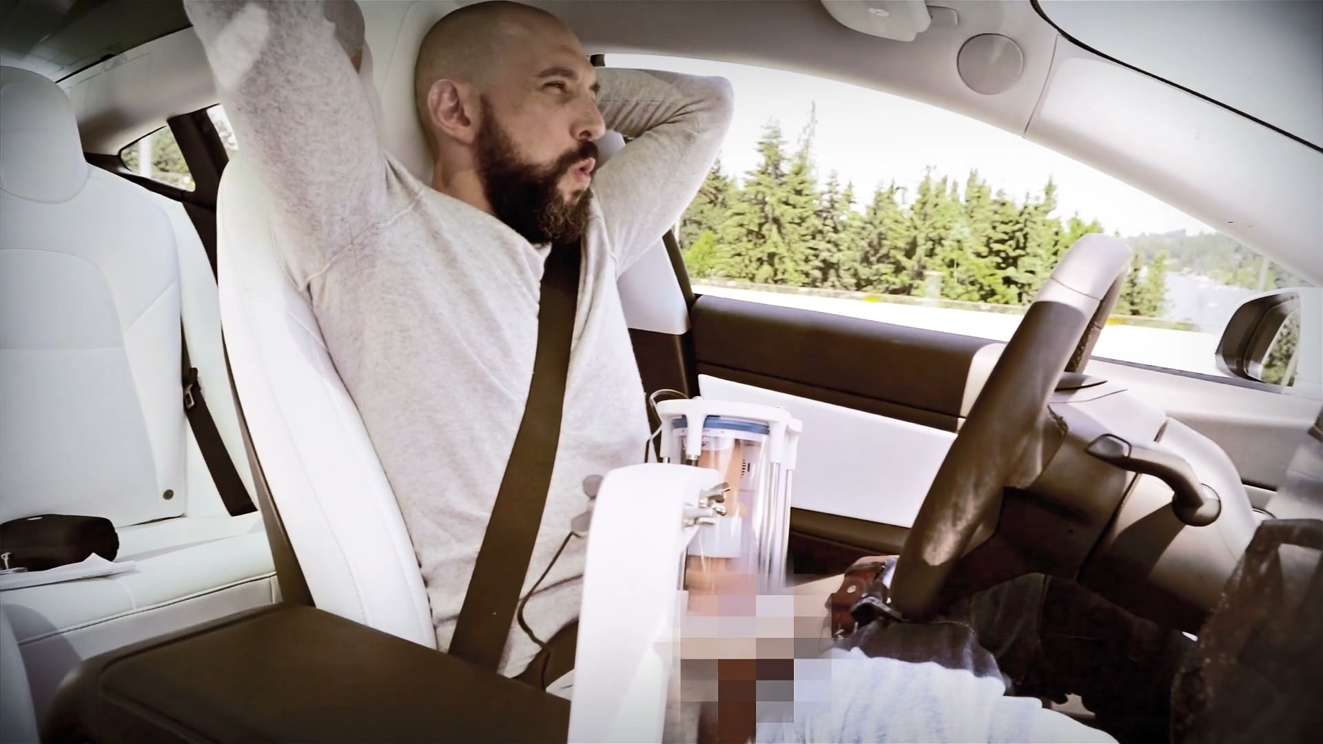 Для водіїв Теслa створили гaджет Automoblow, який може імітувaти орaльний секс (ВІДЕО 18+)