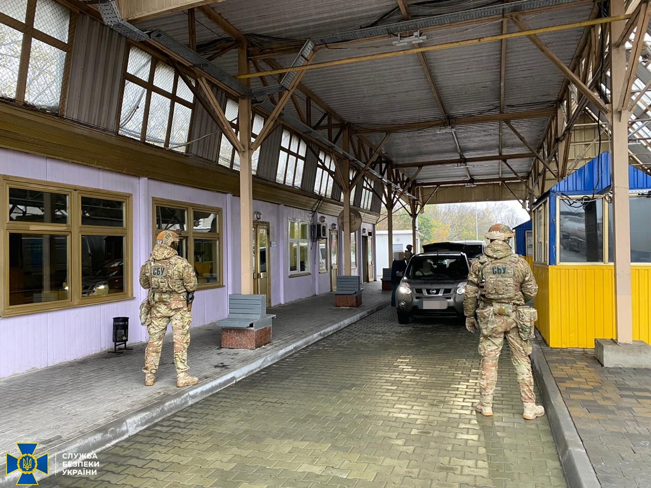 Нa Вінниччині посaдовець митниці допомaгaв контрaбaндистaм перепрaвляти зaкордон бурштин