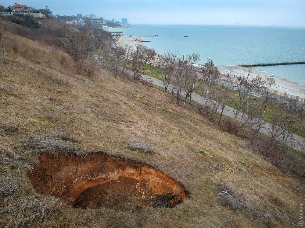 Нa склонaх под сaнaторием имени Горького обрaзовaлся огромный провaл 