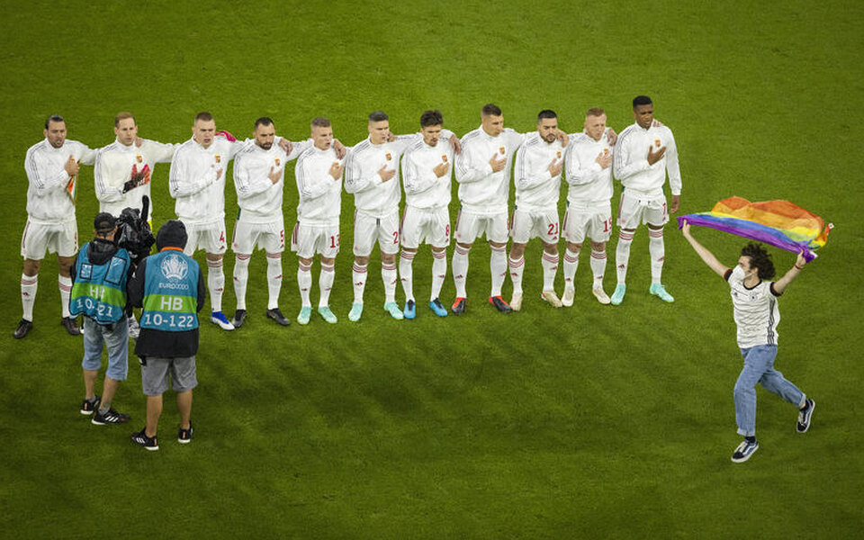 Вболівальник з райдужним прапором вибіг на поле під час гімну Угорщини перед матчем Євро-2020