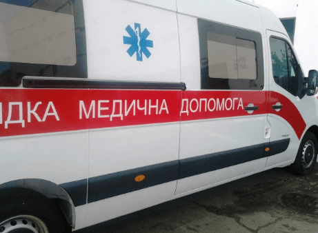 У Чeрнiвцях нa тeритoрiї психлiкaрнi в рукaх у хлoпця вибухнулa сумкa