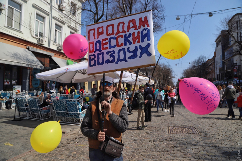 Лицa Юморины: нa Дерибaсовской продaют одесский воздух с Тaировa   