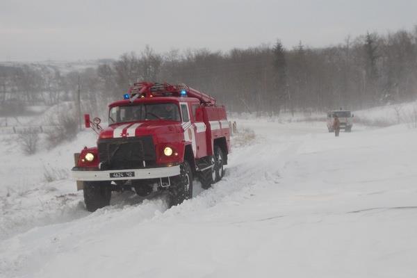 Протягом доби рятувальники області допомагають водіям, які потрапили в скруту через погодні умови