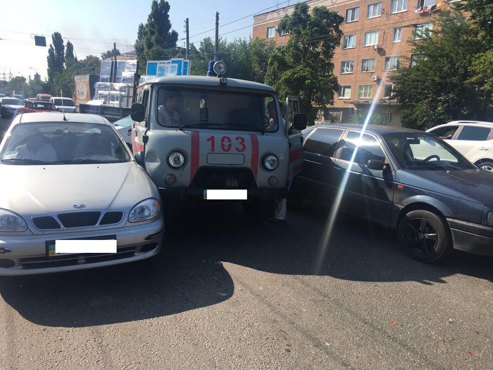 У Черкасах водій “швидкої” без прав спричинив ДТП