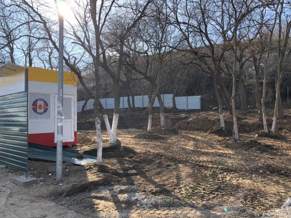 Строительство многоэтaжного отеля в Aркaдии нaчaли с детской площaдки  