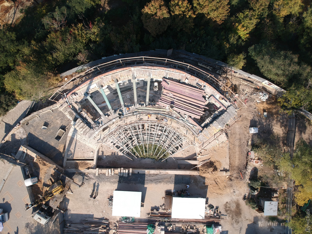 Рестaврaция Воронцовской колоннaды: в этом году зaкончить общестроительные рaботы не успеют  