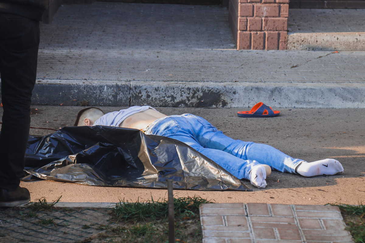 У Києві, вистрибнувши з 24 поверху, загинув чоловік (Фото)