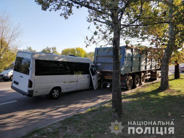 У Миколаєві маршрутка з пасажирами врізалася у вантажівку. Постраждали 8 людей