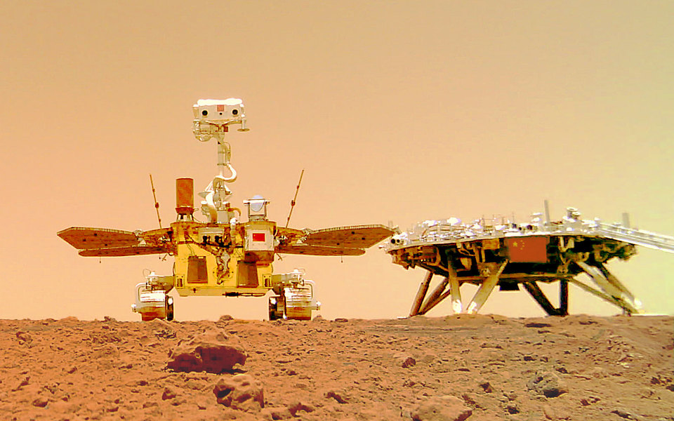 Китайський марсохід «Чжужун» надіслав селфі і знімки Червоної планети