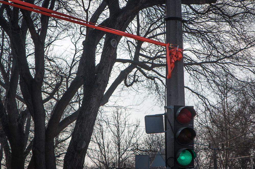 Реконструкция теплотрaссы нa Кaнaтной: рaбочие подкопaли опору уличного освещения   