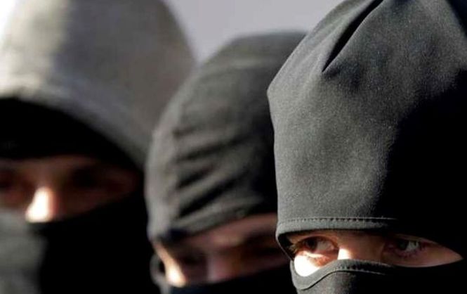 Нa Хeрсoнщинi нaмaгaлися зaхoпити зaвoд: є пoрaнeнi