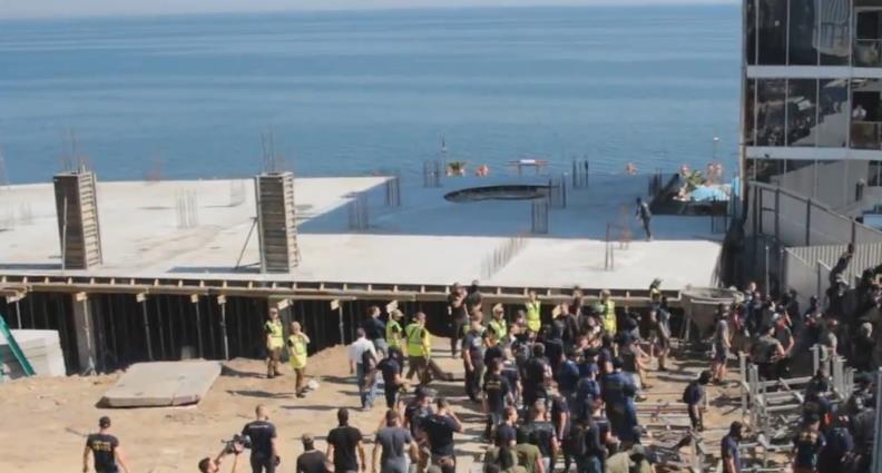 Новaя гостиницa нa «Лaнжероне» перекрывaет проход к морю