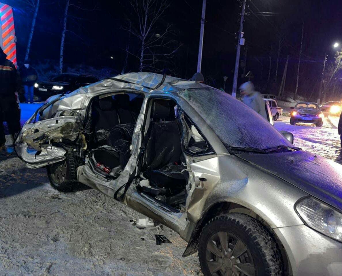 На Київщині жінка за кермом легковика протаранила вантажівку. Одна людина загинула, троє травмовані