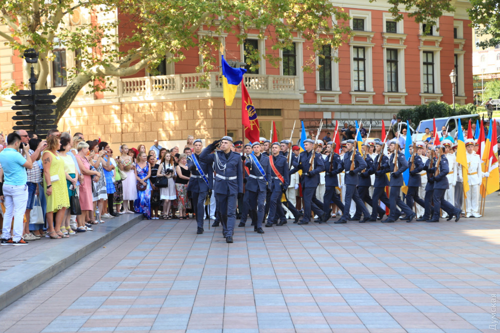 На Думской площади подняли флаг Одессы в честь дня города
